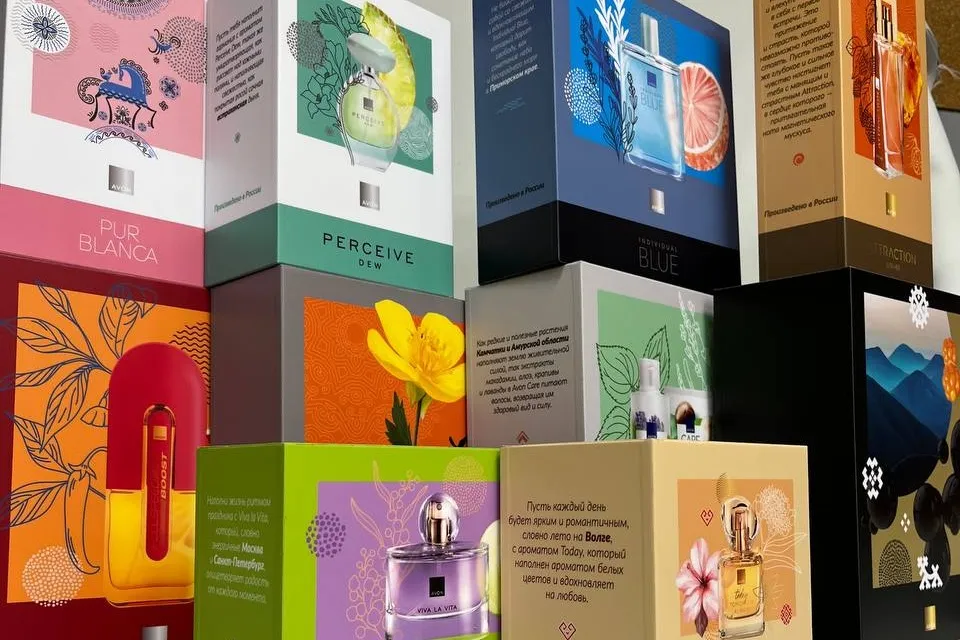 Витрина из разноцветных коробок парфюмерии Avon с полноцветной печатью